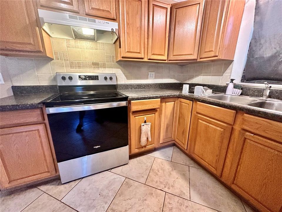 For Sale: $235,000 (2 beds, 1 baths, 812 Square Feet)