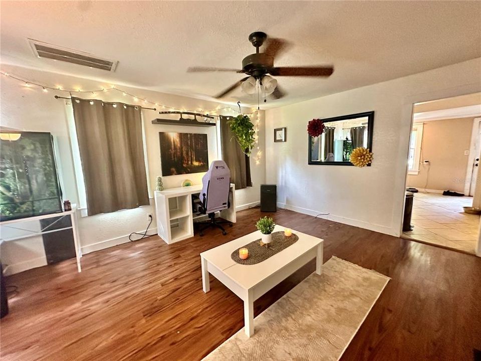 For Sale: $235,000 (2 beds, 1 baths, 812 Square Feet)