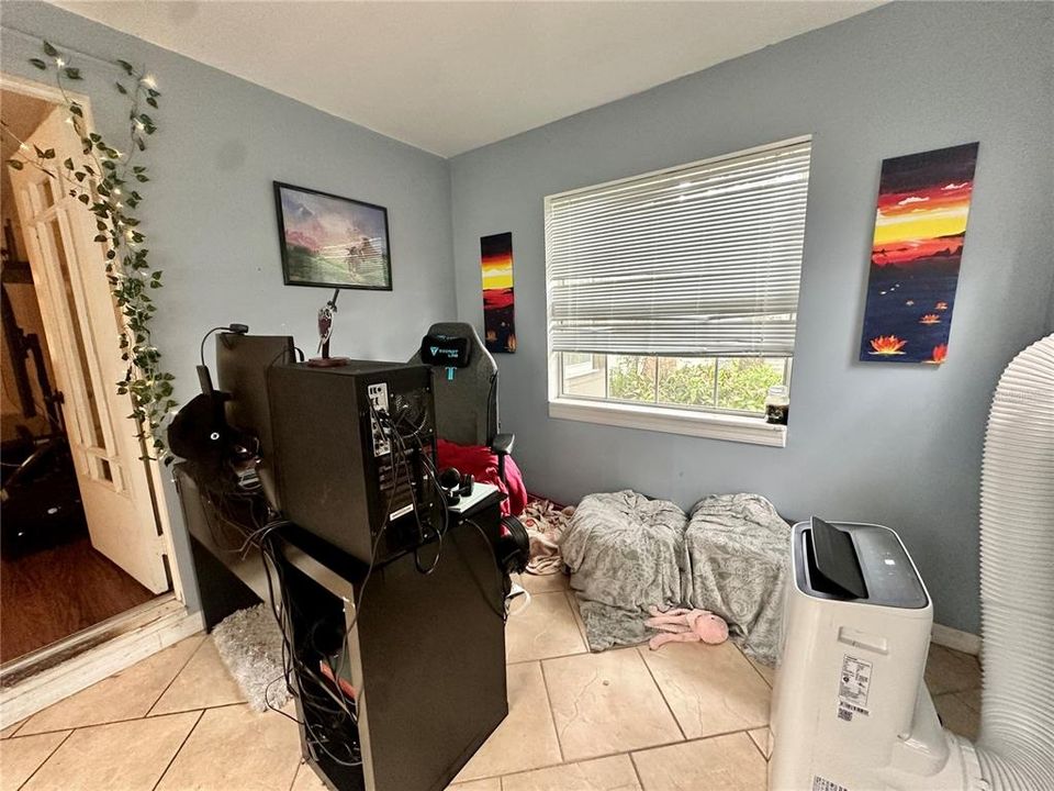 For Sale: $235,000 (2 beds, 1 baths, 812 Square Feet)