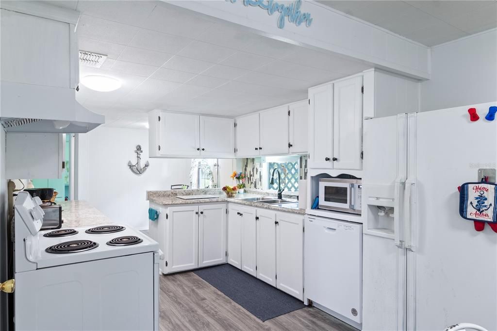 Newly installed wooden cabinets and dshwasher in the kitchen!