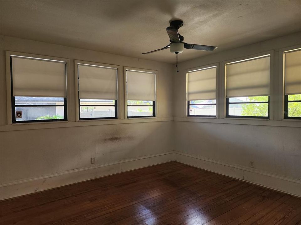 For Sale: $370,000 (2 beds, 1 baths, 1423 Square Feet)