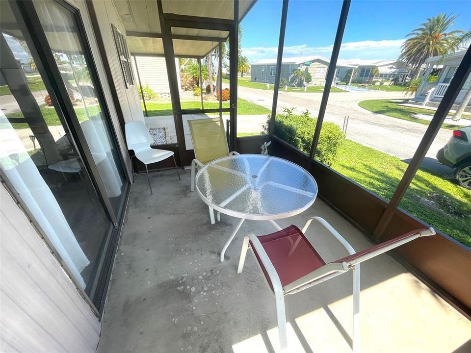 For Sale: $125,000 (2 beds, 2 baths, 832 Square Feet)