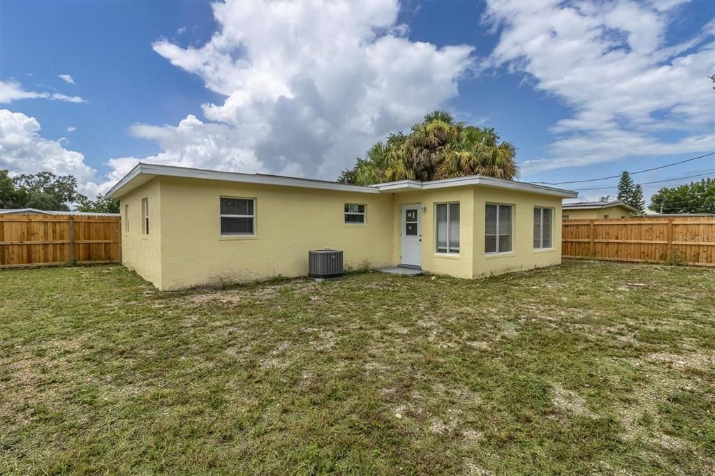 For Sale: $219,000 (3 beds, 1 baths, 978 Square Feet)