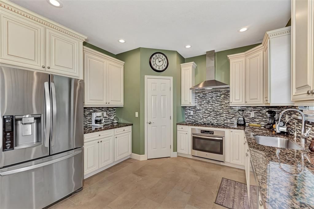 Kitchen ceramic tiles-Tiles backsplash-Hood-Plenty cabinets