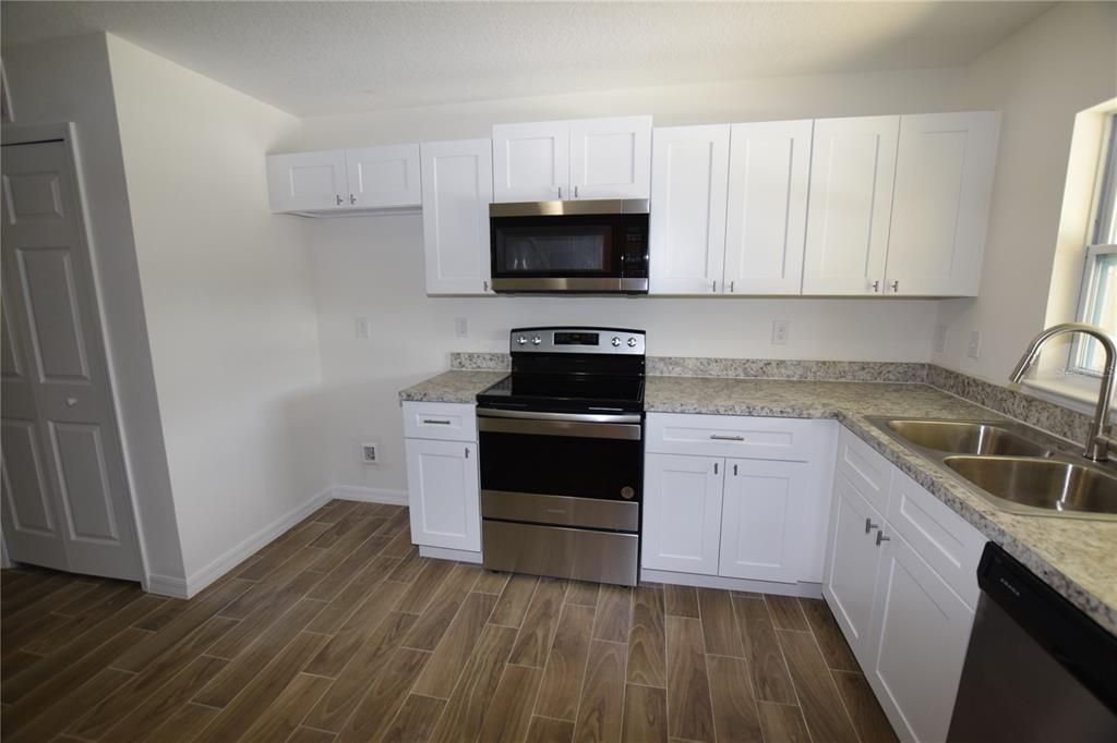 For Rent: $1,600 (3 beds, 2 baths, 1040 Square Feet)