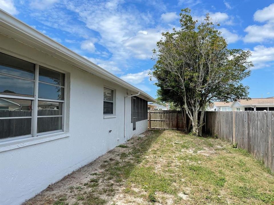 Active With Contract: $1,800 (3 beds, 2 baths, 1707 Square Feet)