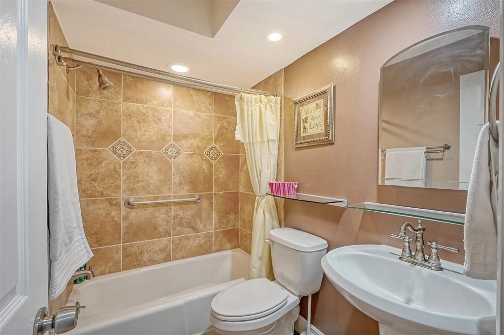 For Sale: $324,900 (2 beds, 2 baths, 936 Square Feet)