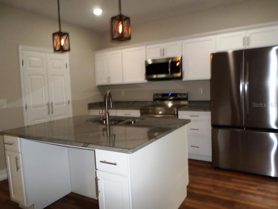 For Sale: $499,000 (2 beds, 1 baths, 864 Square Feet)