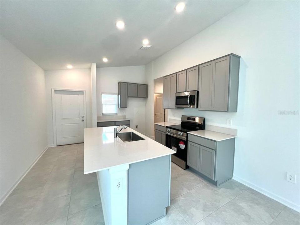 For Rent: $2,400 (3 beds, 2 baths, 1267 Square Feet)