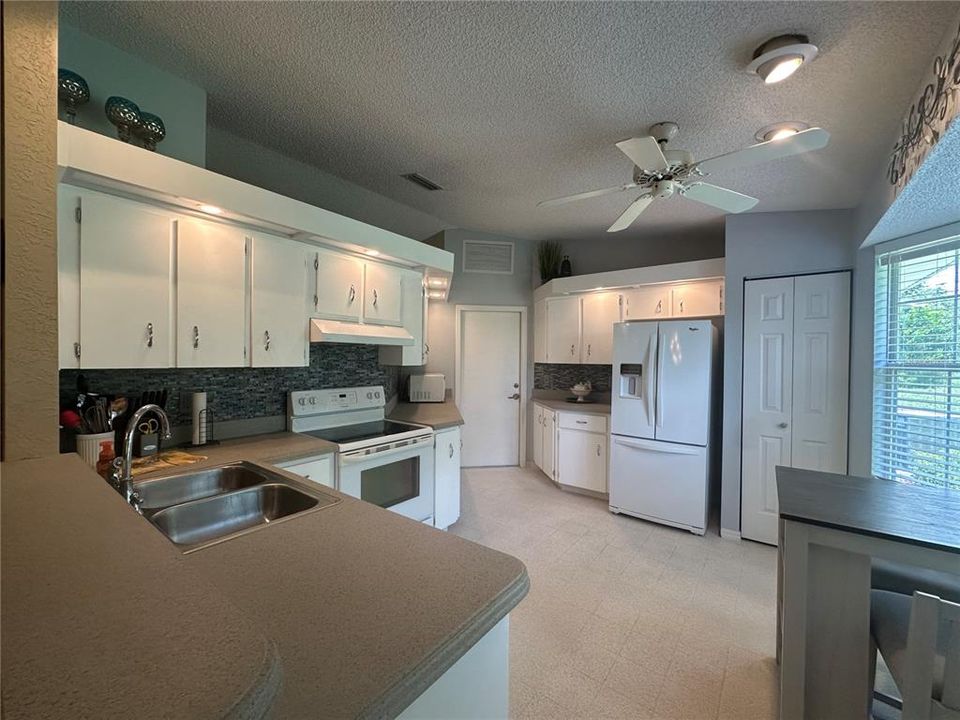 For Sale: $219,888 (2 beds, 2 baths, 1074 Square Feet)