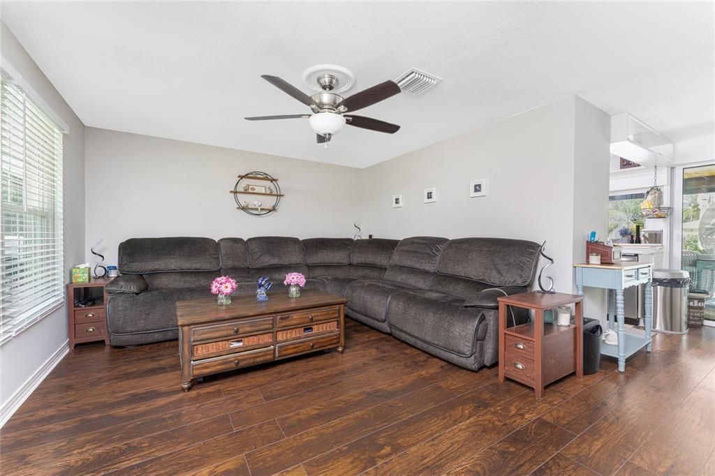 For Sale: $360,000 (2 beds, 2 baths, 931 Square Feet)