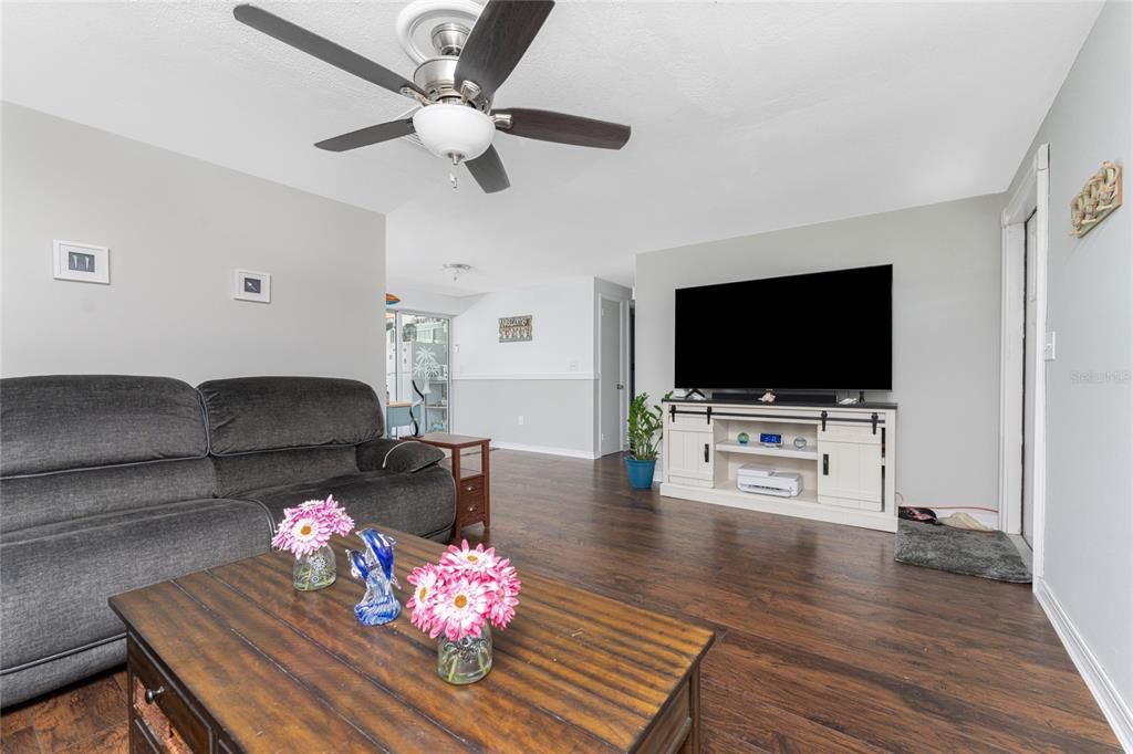 For Sale: $360,000 (2 beds, 2 baths, 931 Square Feet)