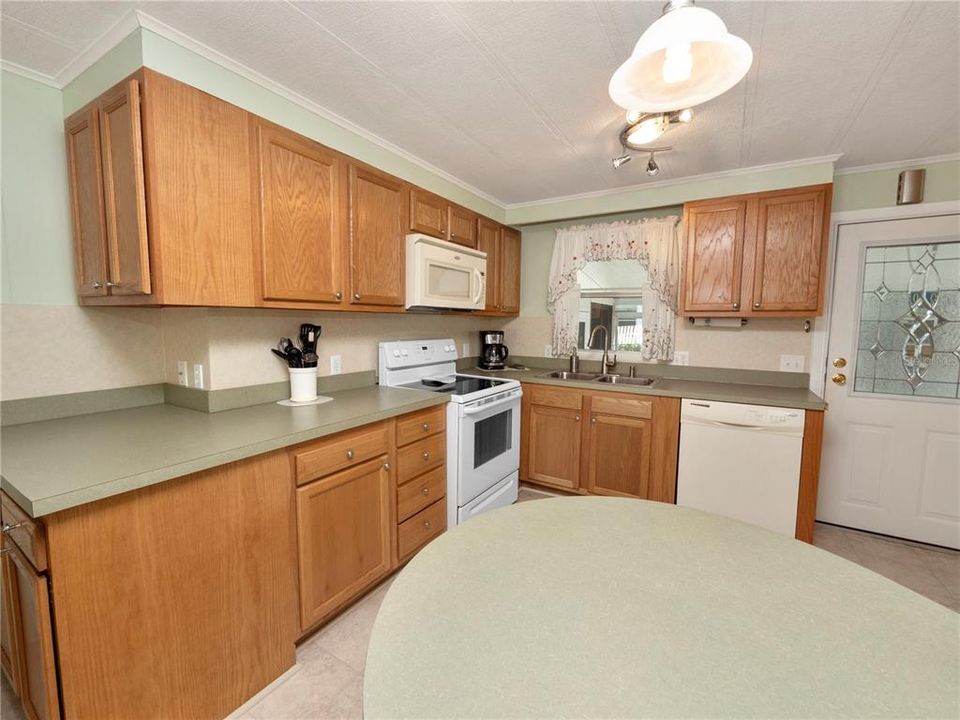 For Sale: $139,900 (2 beds, 2 baths, 1152 Square Feet)