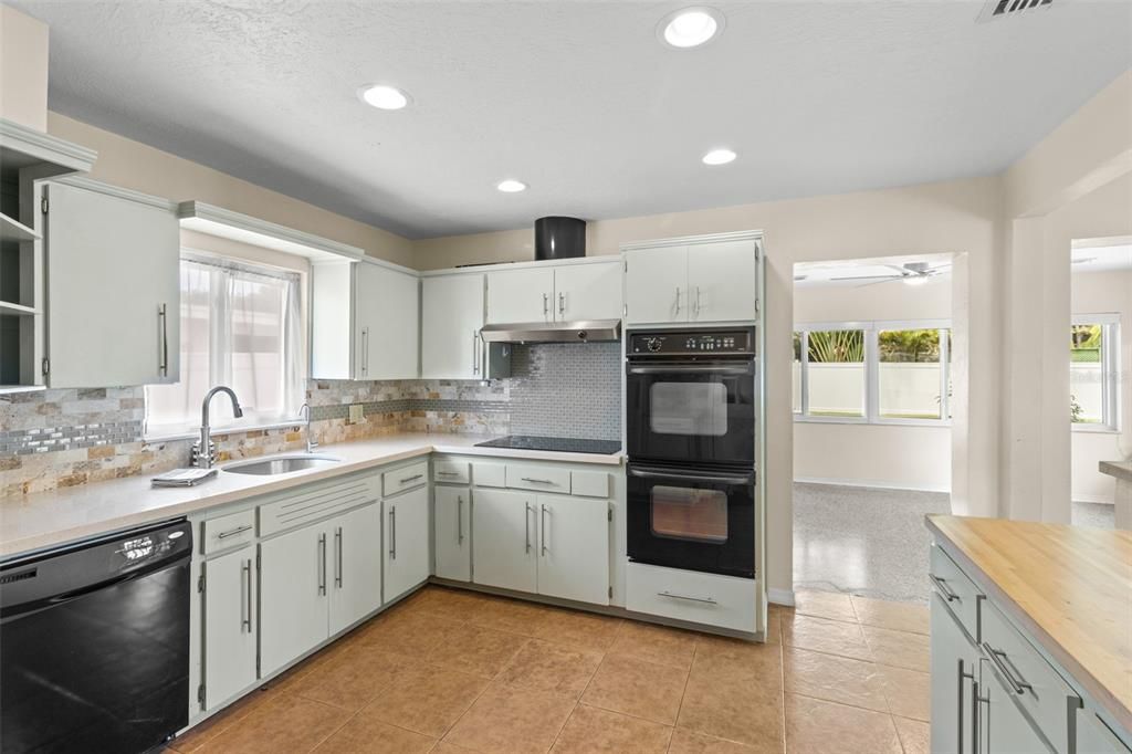 Active With Contract: $575,000 (2 beds, 1 baths, 1248 Square Feet)