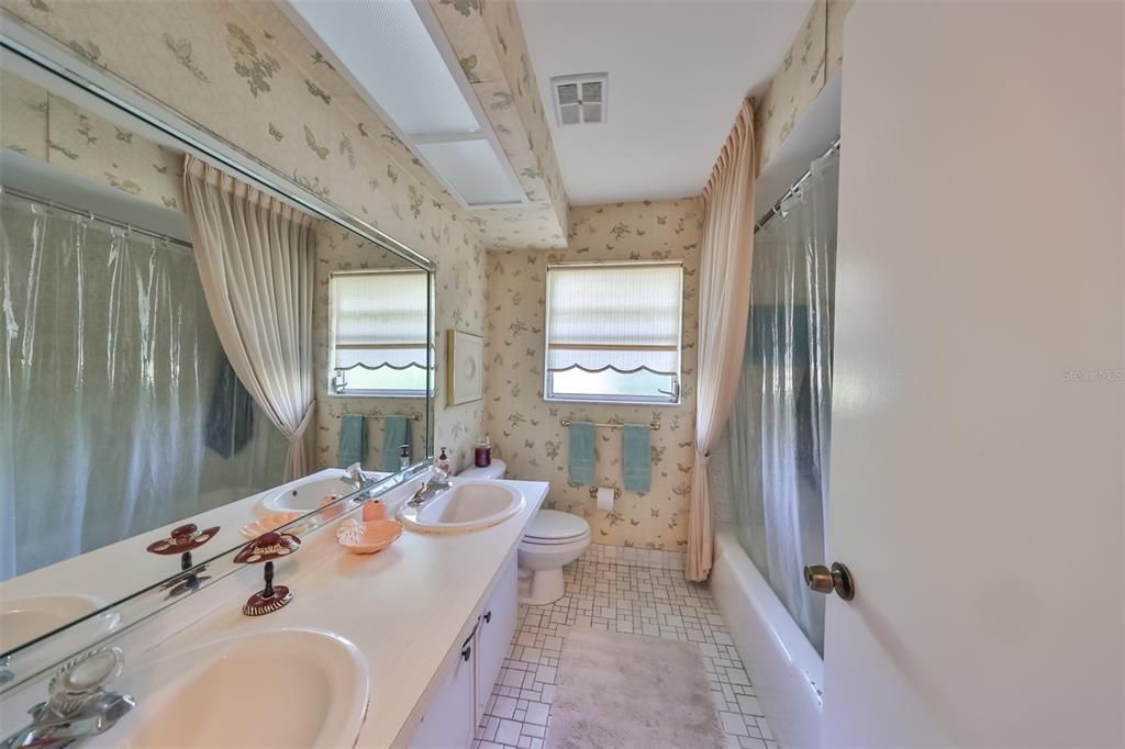 待售: $650,000 (4 贝兹, 2 浴室, 1784 平方英尺)