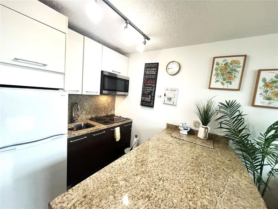 For Sale: $325,000 (1 beds, 1 baths, 600 Square Feet)