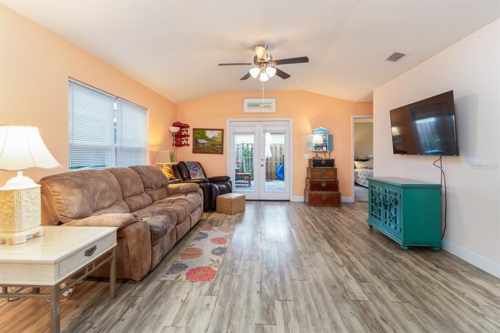 For Sale: $265,000 (3 beds, 2 baths, 1318 Square Feet)