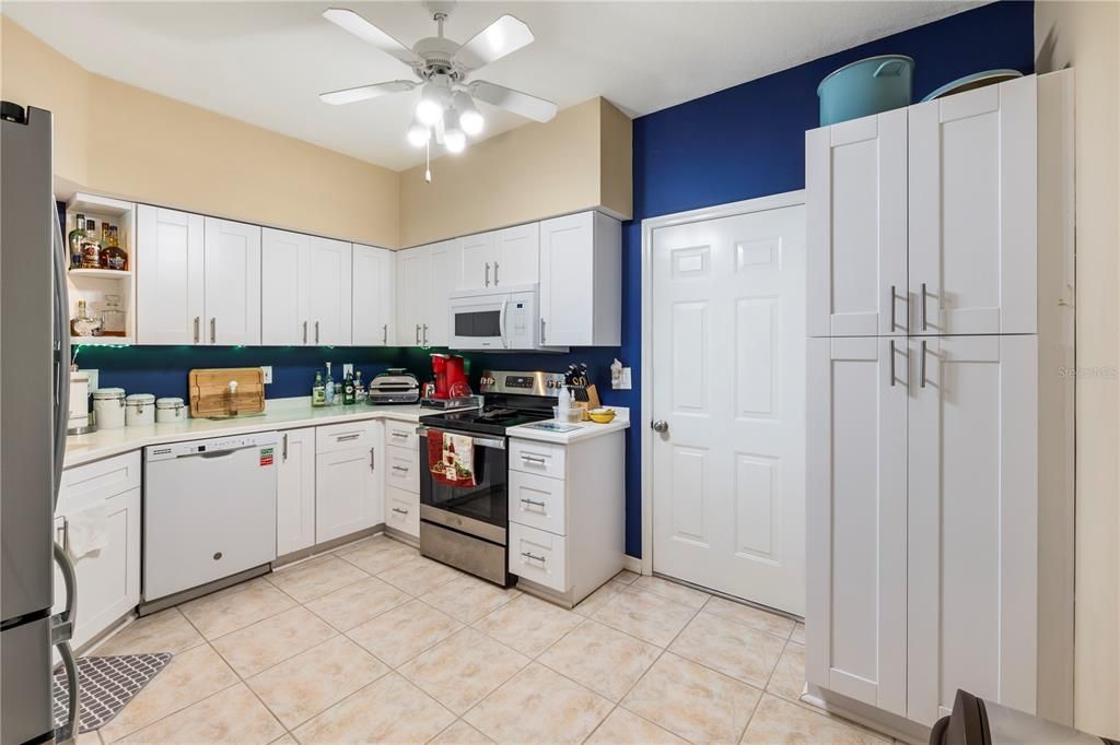 For Sale: $299,900 (2 beds, 2 baths, 1140 Square Feet)