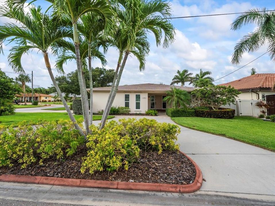 For Sale: $2,250,000 (4 beds, 2 baths, 2214 Square Feet)