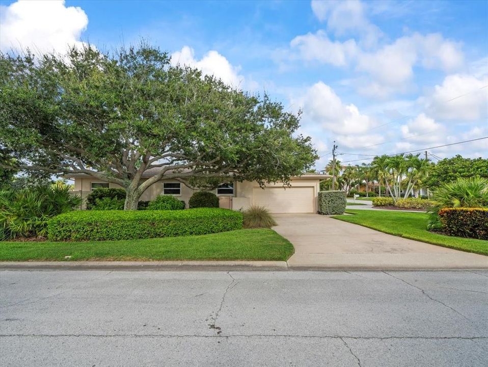 For Sale: $2,250,000 (4 beds, 2 baths, 2214 Square Feet)