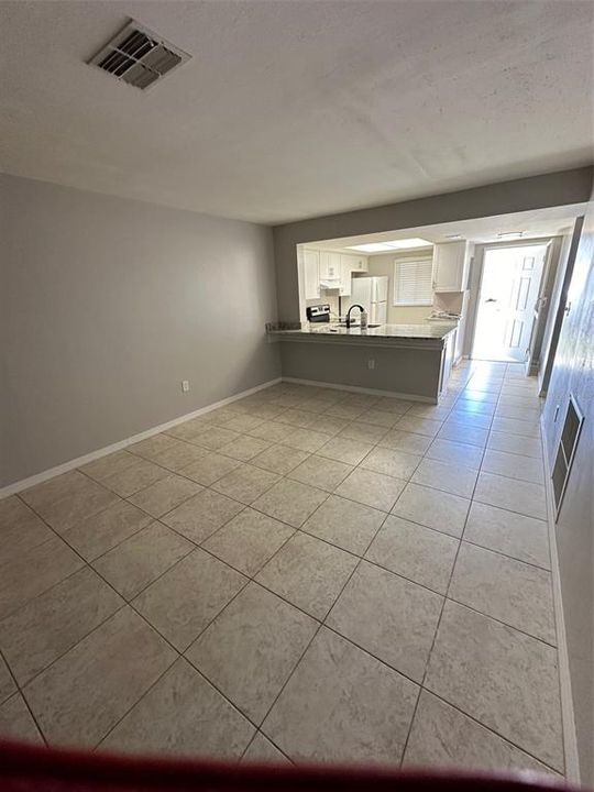 For Rent: $1,400 (2 beds, 2 baths, 886 Square Feet)