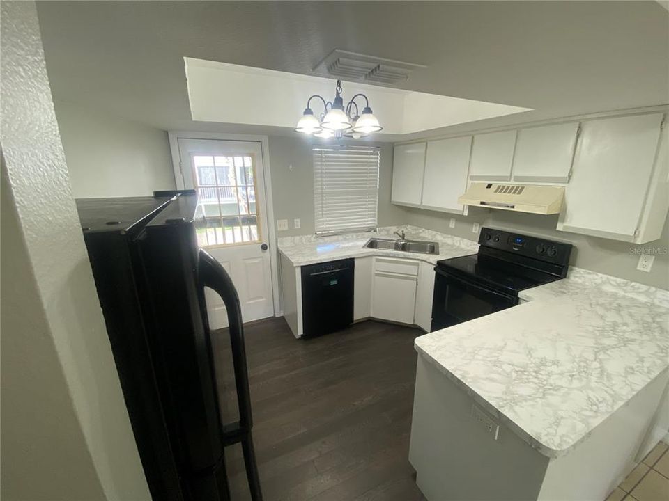 For Rent: $2,075 (3 beds, 2 baths, 1864 Square Feet)