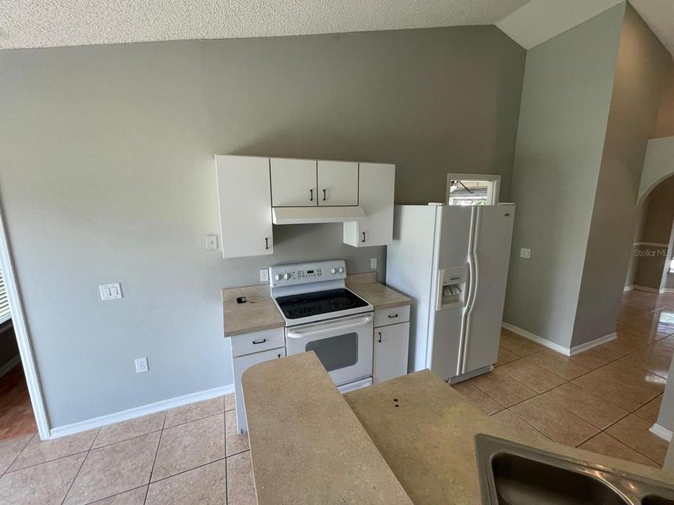 For Rent: $1,800 (4 beds, 2 baths, 1704 Square Feet)