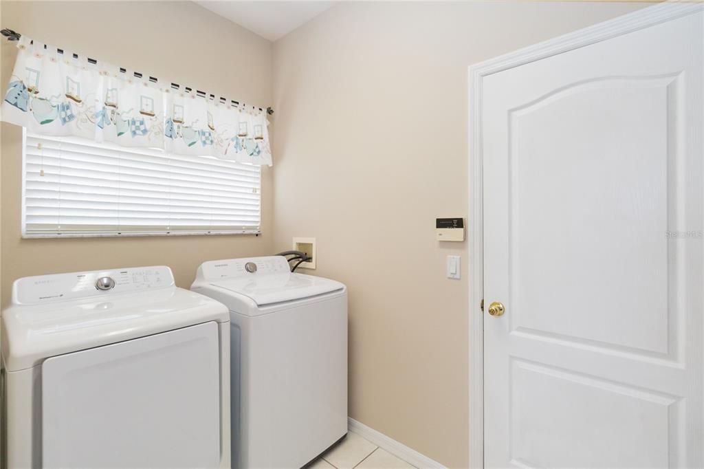 For Sale: $379,900 (2 beds, 2 baths, 1997 Square Feet)