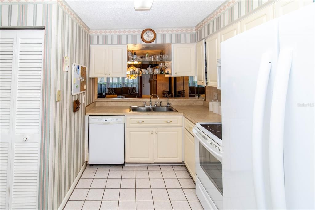 For Sale: $169,900 (2 beds, 2 baths, 935 Square Feet)