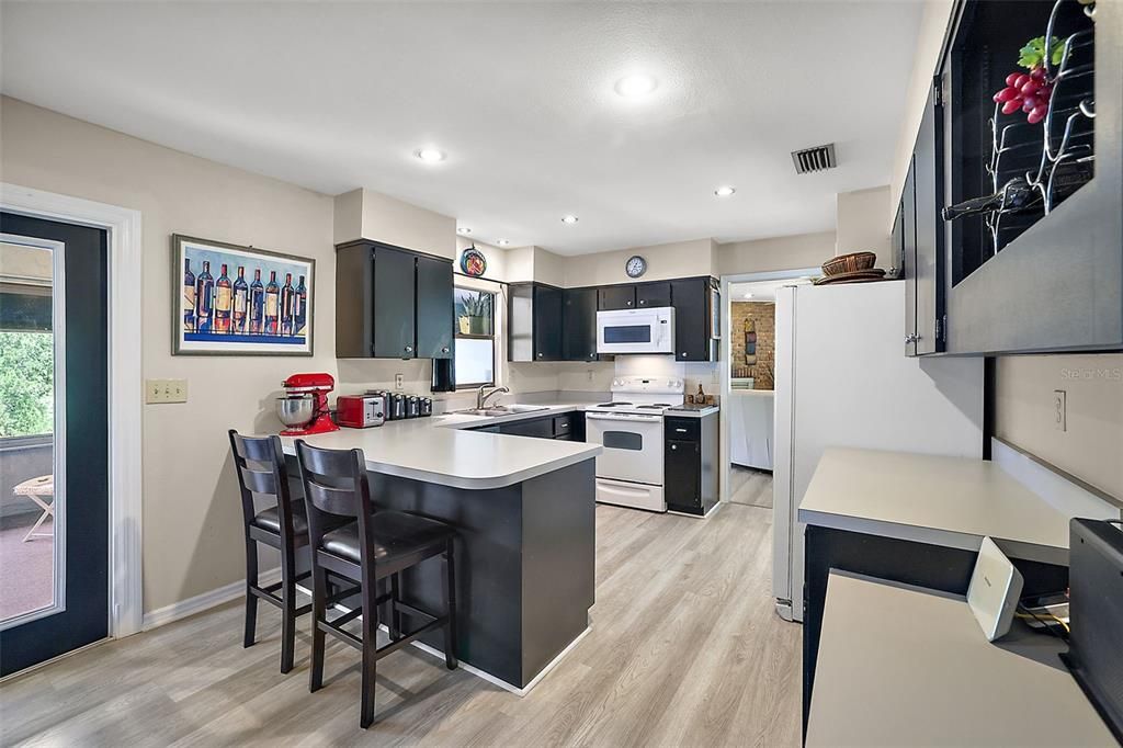 Active With Contract: $349,800 (3 beds, 2 baths, 1748 Square Feet)