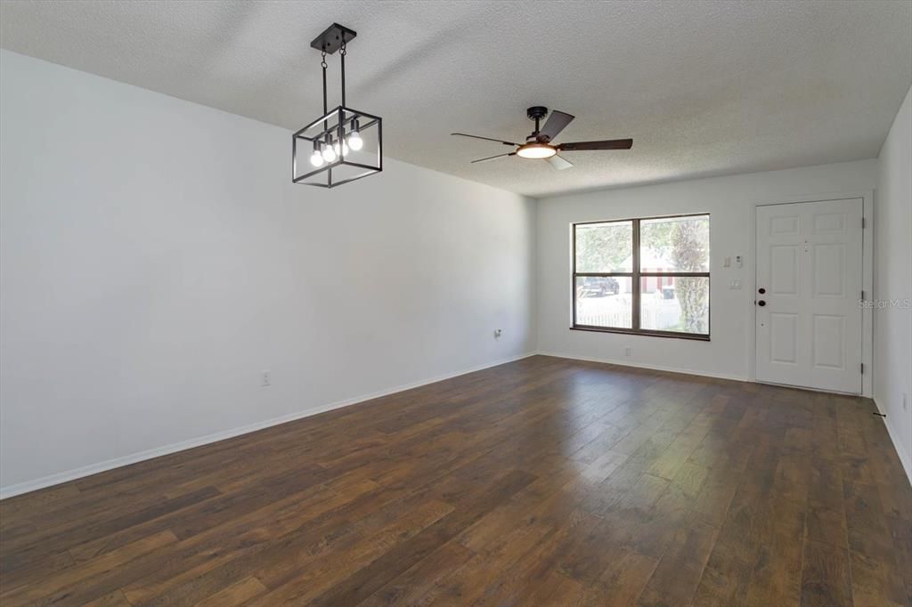 For Sale: $278,000 (2 beds, 1 baths, 986 Square Feet)