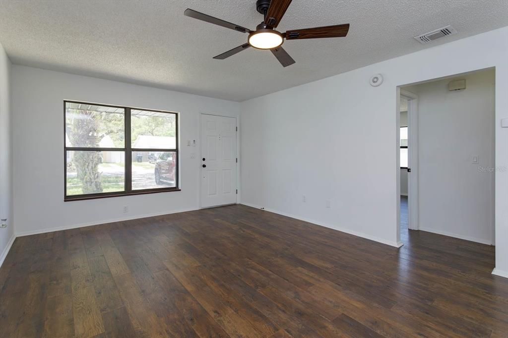 For Sale: $278,000 (2 beds, 1 baths, 986 Square Feet)