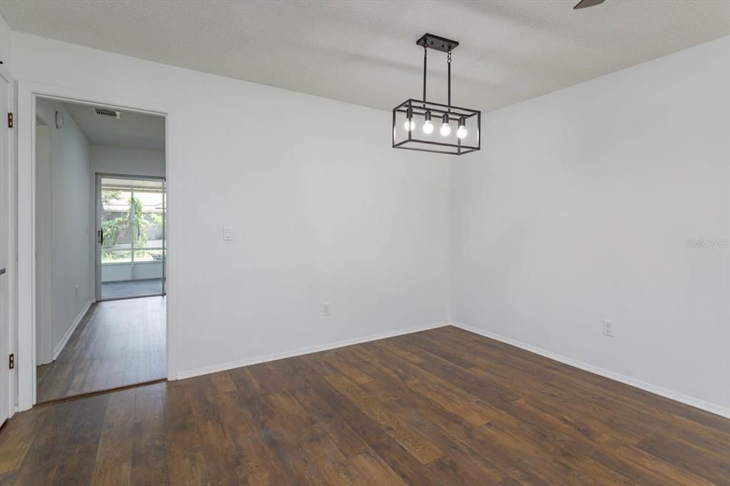 For Sale: $278,000 (2 beds, 1 baths, 986 Square Feet)