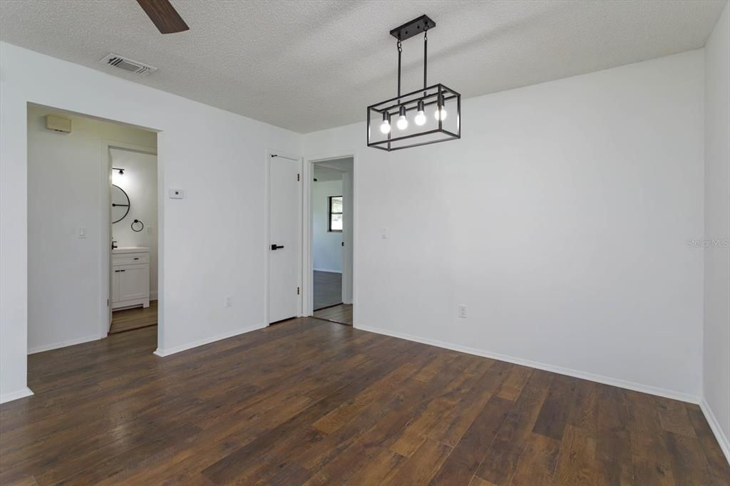 For Sale: $278,000 (2 beds, 1 baths, 986 Square Feet)