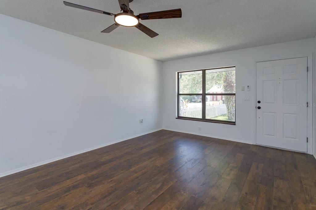 For Sale: $278,000 (2 beds, 1 baths, 986 Square Feet)