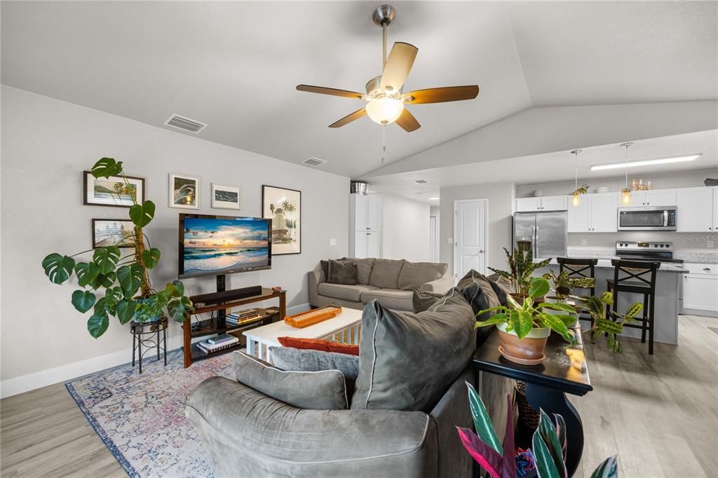 Active With Contract: $299,900 (3 beds, 2 baths, 1399 Square Feet)