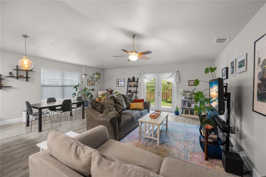 Active With Contract: $299,900 (3 beds, 2 baths, 1399 Square Feet)