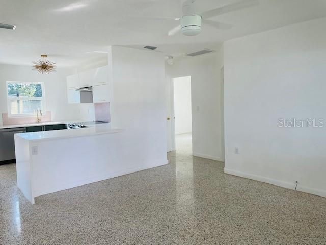 Active With Contract: $1,850 (2 beds, 1 baths, 1000 Square Feet)