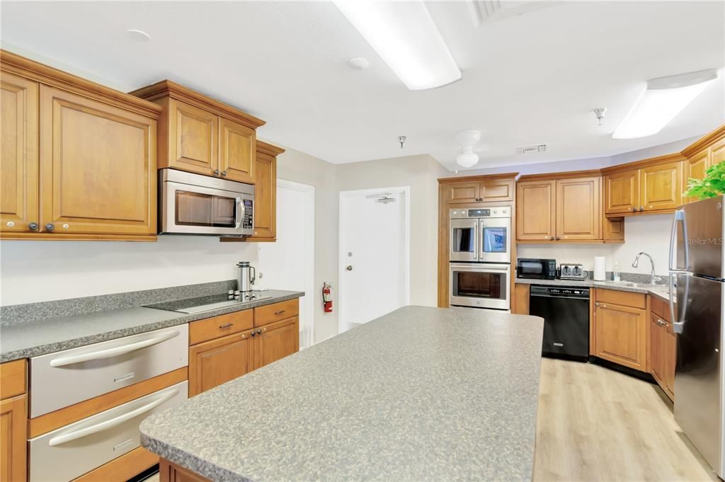 For Sale: $329,500 (1 beds, 1 baths, 915 Square Feet)