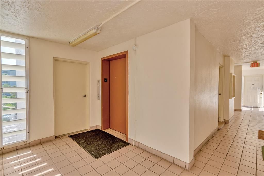 For Sale: $329,500 (1 beds, 1 baths, 915 Square Feet)