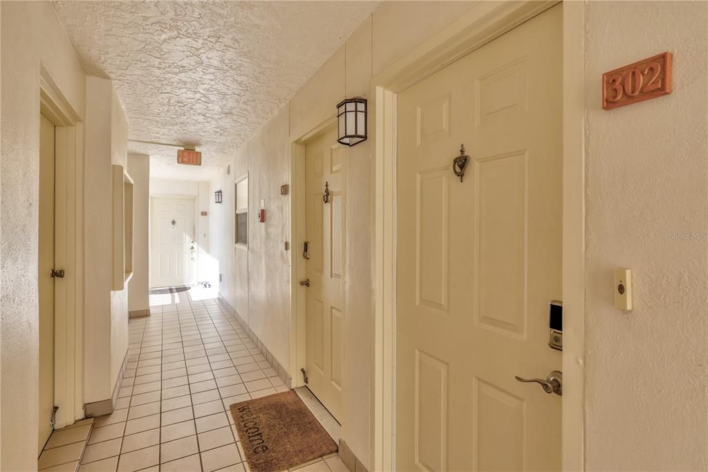 For Sale: $329,500 (1 beds, 1 baths, 915 Square Feet)