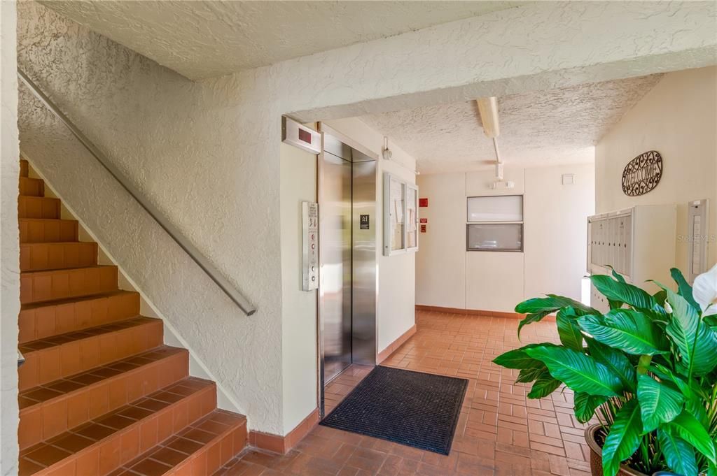 For Sale: $329,500 (1 beds, 1 baths, 915 Square Feet)