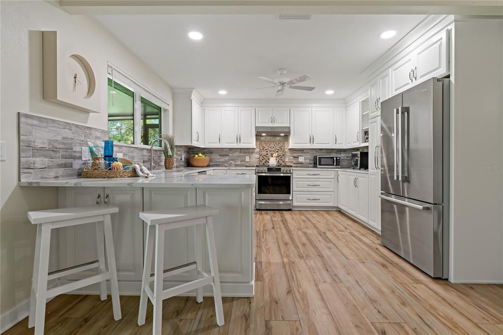 BEAUTIFULLY APPOINTED KITCHEN!