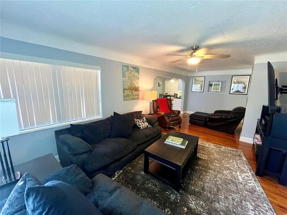 Active With Contract: $389,900 (2 beds, 1 baths, 1103 Square Feet)