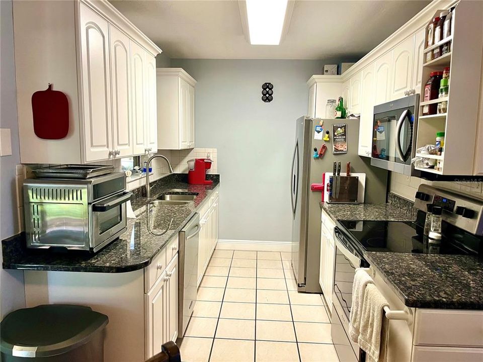 For Sale: $389,900 (2 beds, 1 baths, 1103 Square Feet)