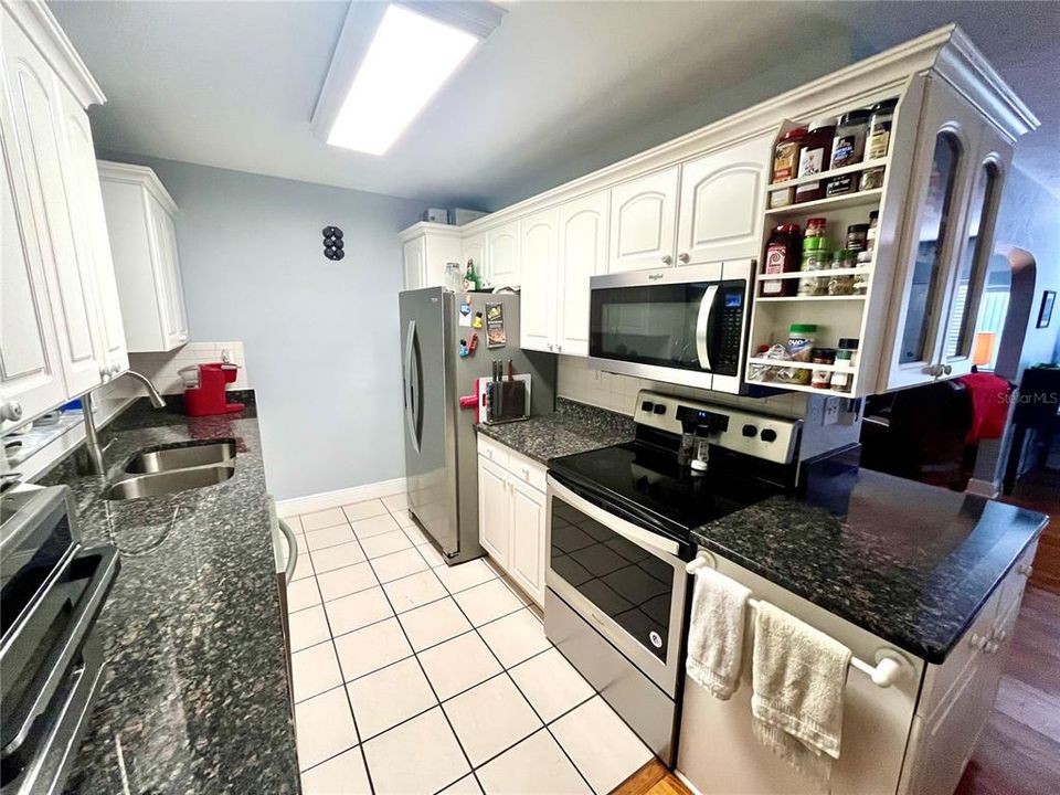 For Sale: $389,900 (2 beds, 1 baths, 1103 Square Feet)