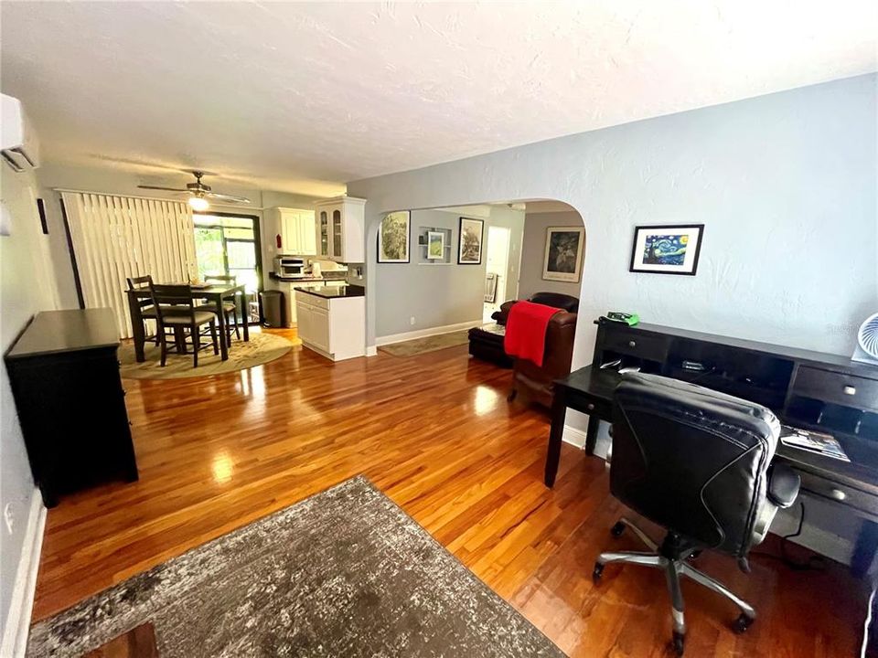 For Sale: $389,900 (2 beds, 1 baths, 1103 Square Feet)