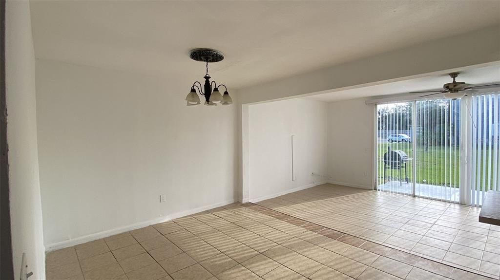 Active With Contract: $1,800 (3 beds, 2 baths, 1638 Square Feet)