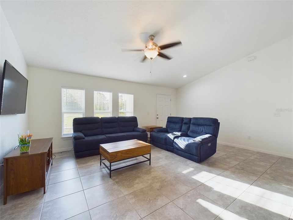 For Sale: $319,900 (3 beds, 2 baths, 1689 Square Feet)