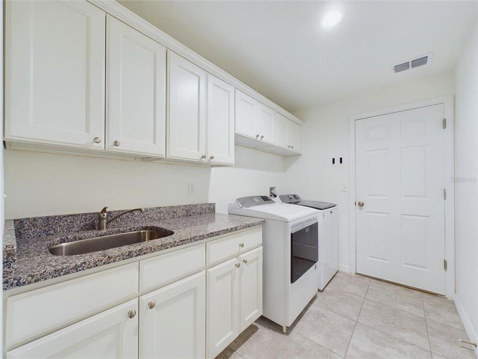 For Sale: $319,900 (3 beds, 2 baths, 1689 Square Feet)